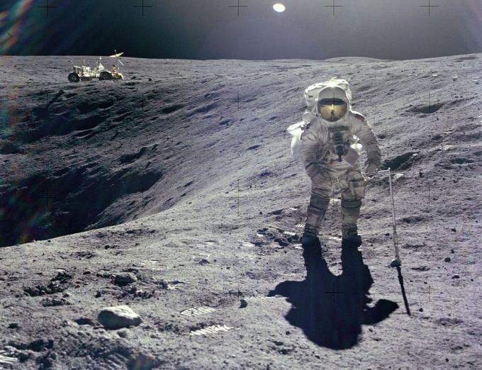NASA nuotr./Apollo 16 misijos astronautas Charlesas Duke'as renka uolienų pavyzdžius moksliniams tyrimams