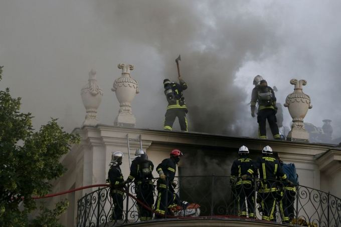 AFP/Scanpix nuotr./Paryžiuje užsidegė istoriniai rūmai.