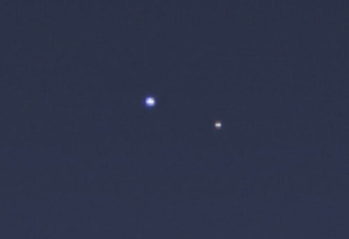 NASA nuotr./Net priartinus ia Saturno orbitos darytą nuotrauką Žemė ir Mėnulis atrodo lyg blyakūs taakeliai.