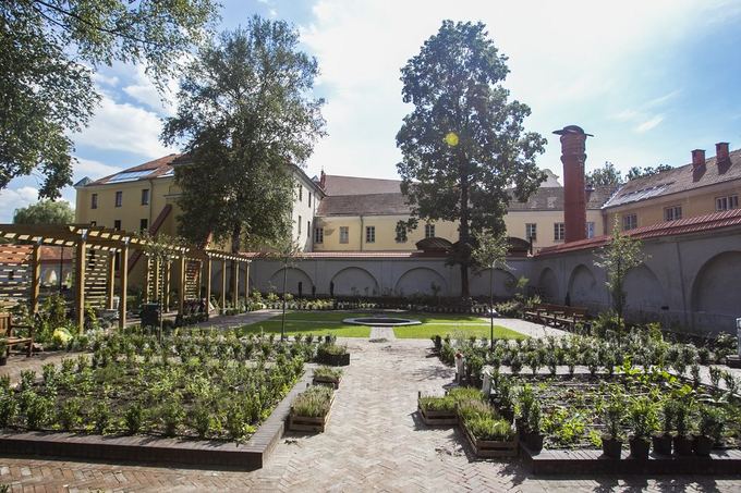 Bernardinų sode bus vienuolyno kiemelis su įvairiais augalais.