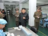 Šiaurės Korėjos lyderis Kim Jong Unas lankosi vietinėje išmaniųjų telefonų gamykloje