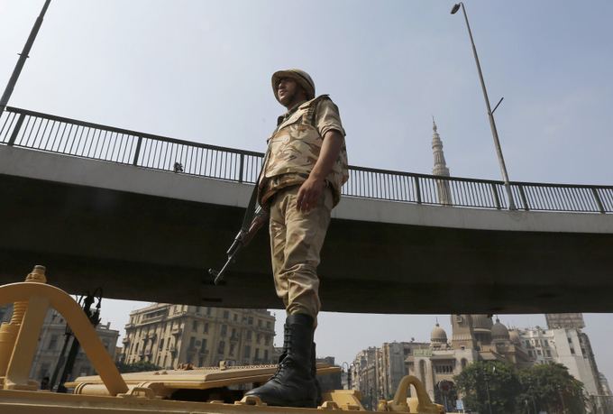 Karys prie Kairo mečetės