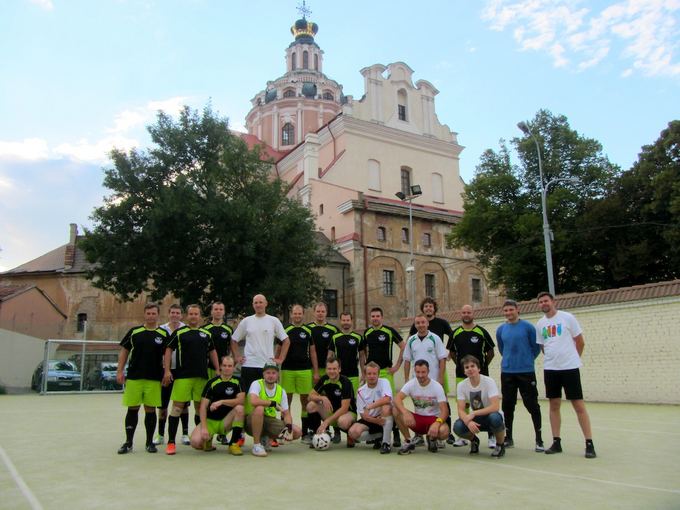 M.P.3 nuotr./Biplan ir Bez bilieta muzikantų komanda žaidė futbolą su FK Barbakanas