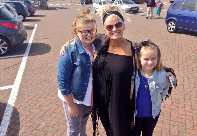 Twitter nuotr./Kerry Katona su dukromis Molly ir Lilly