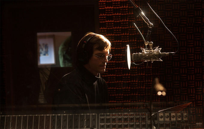 Kadras ia filmo/Ashtonas Kutcheris vaidina Steve'ą Jobsą