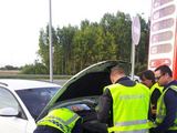 Policijos nuotr./Lietuviai su ES pareigūnais tikrina automobilius