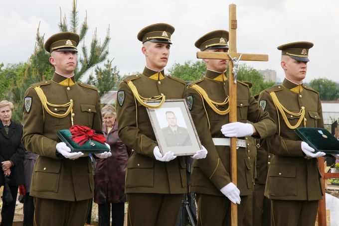 BFL/Zenono `ilinsko nuotr./Afganistane žuvusio seržanto Arūno Jarmalavičiaus laidotuvėse Alytaus Klevų gatvės kapinėse. 