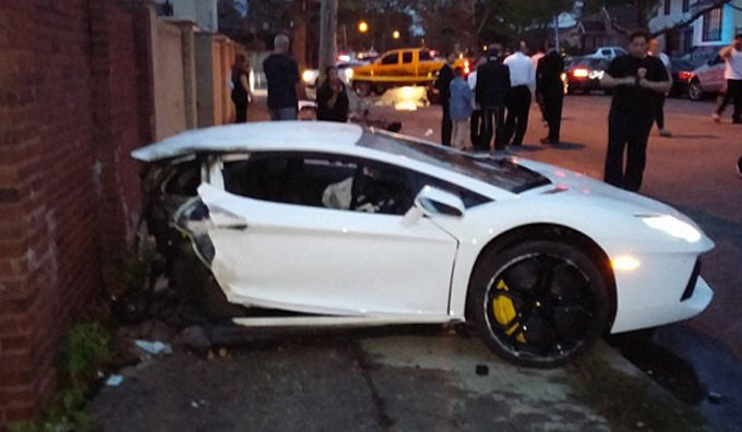 Niujorko policijos nuotr./Pusiau lūžęs Lamborghini Aventador