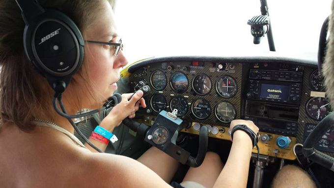 Sandi Kovach-Long nuotr./Naujai iakepta lėktuvo pilotė. Kaip sakė mokytojas Martinas, laikėsi ji puikiai