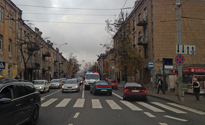Įvykio liudininko Tomo B. nuotr./Avarijos vietoje Vilniuje, J.Jasinskio g.