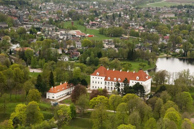 Biržų pilis su atstatytu arsenalu (kairėje) ia paukačio skrydžio (R.`opio nuotr.)