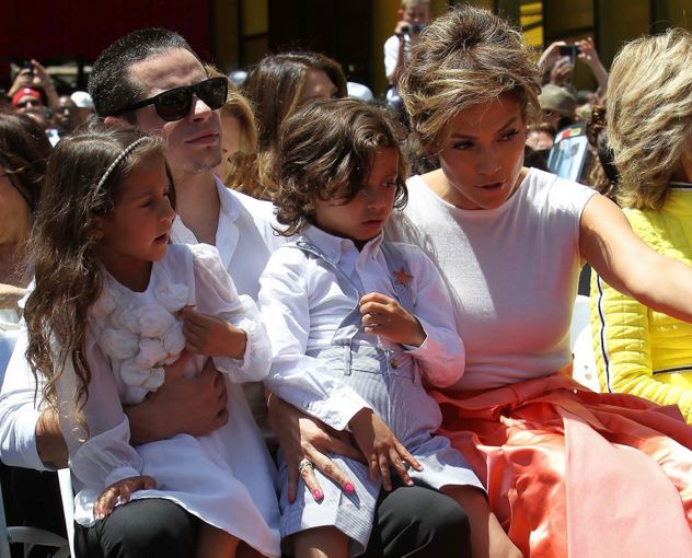 Jennifer Lopez su Casperu Smartu ir vaikais Maxo bei Emme