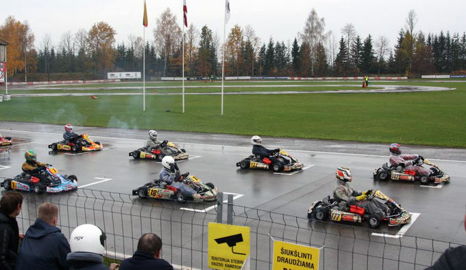 Smalininkų kartodromo nuotr./`akių taurės kartingo varžybos Smalininkuose