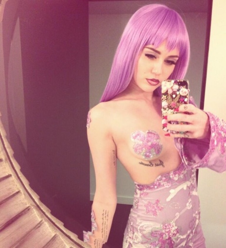 „Twitter“ nuotr./Miley Cyrus per Heloviną persirengė repere Lil' Kim