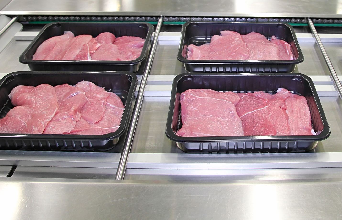 Didžiausias JAV kiaulienos gamintojas uždaro gamyklą ir perspėja apie mėsos trūkumą - DELFI Verslas
