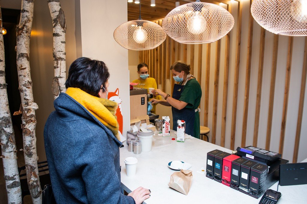 Jauna pora įgyvendino savo svajonę: Velžyje atidarė kavinę „Lapė medyje“