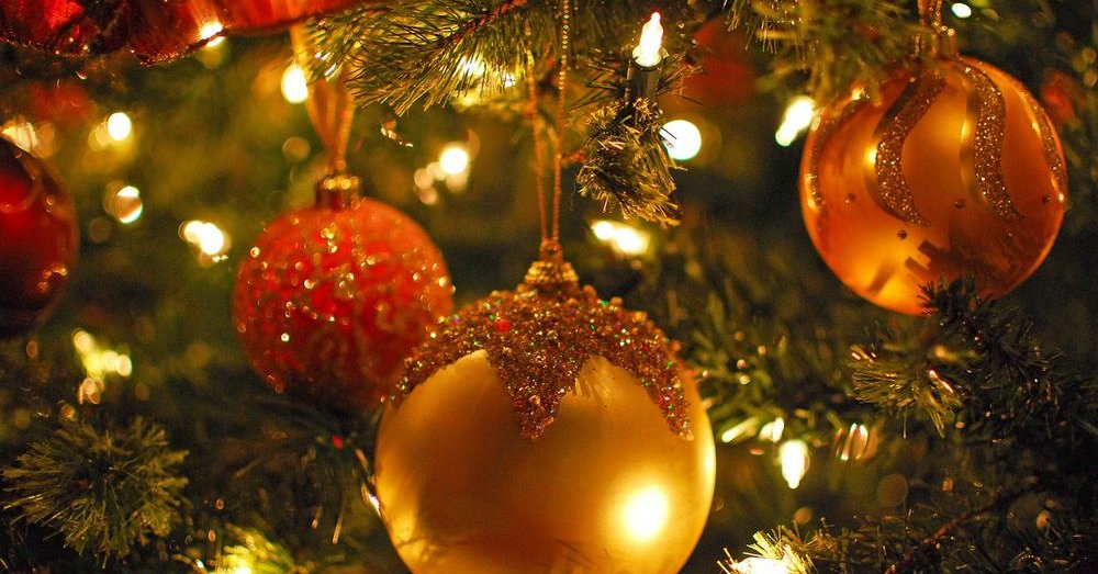 Kalėdų eglutės puošimo menas – kaip profesionalai kabina lemputes ...
