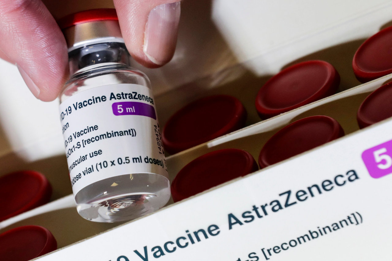 EMA išvados aiškios, bet žala padaryta: vis daugiau europiečių nebetiki „AstraZeneca“ vakcina