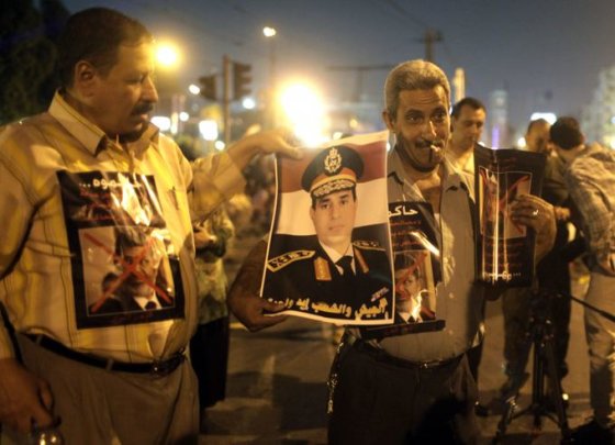 Protestai už ir prieš M.Mursi padalijo Egiptą į dvi dalis