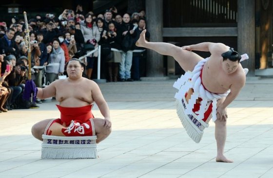 Kyokutenho (kairėje) ir Yokozuna Hakuho