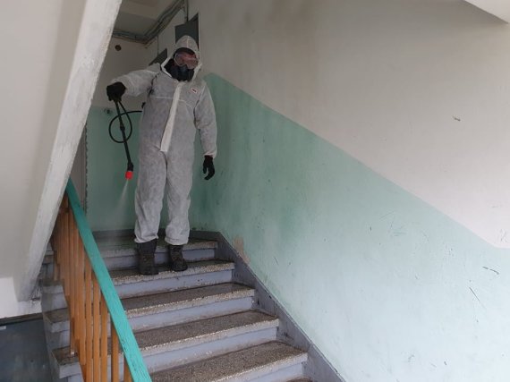 Photo by L. Tubis / Disinfection on the stairs of the house