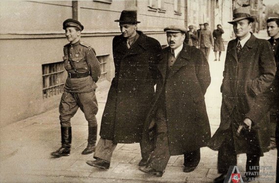 Photo. LYA, f. 17639, app. 1 B. 92, l. 32 / President of the Presidium of the Supreme Council of the Lithuanian SSR Justas Paleckis (second from the left) and First Secretary of the Central Committee of the Communist Party of Lithuania (Bolsheviks) Antanas Sniečkus (third from the left). [1944–1945 m.]