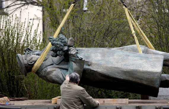 Reuters / Scanpix photo / Controversial monument to Soviet general I. Konev dismantled in Praia