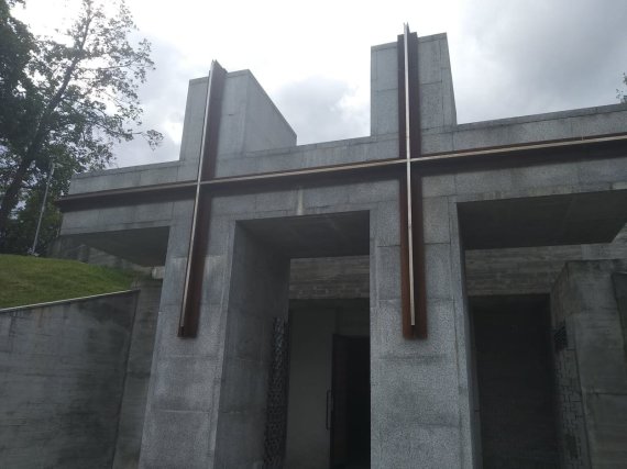 Photo of Ugnius Antanavičius / Entrance to the columbarium chapel of the Tuskulėnai Peace Park