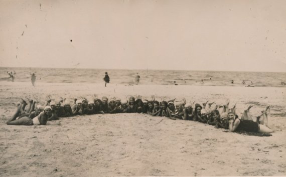     Gabrielė Petkevičaitė-Bitė Public Library of Panevėžys County, Aleksandras Šilgalytė Foundation F80-554-1 / Participants of summer sports courses for teachers on the beach. Palanga. 1930