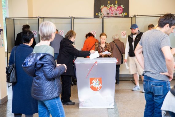 Photo by Josvydas Elinskas / 15min / Vilnius residents vote in the second round of the Lithuanian presidential elections