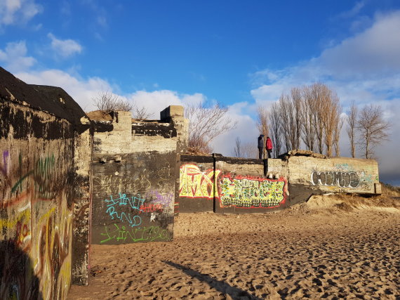 J. Andriejauskaitė / 15min photo / The bunker in Melnrags is constantly washed by the sea and has become dangerous.