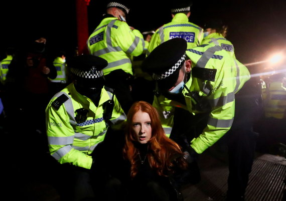Reuters / Scanpix photo / London police arrest woman mourning Sarah Everard