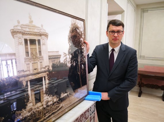 Photo by Paulius Jurkevičius / Ambassador Ričardas Šlepavičius decided to hang an original photo of the Lithuanian Embassy before the war in Rome 