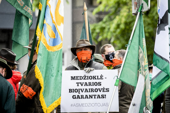 Photo by Luke April / 15 minutes / Hunters gathered at the Ministry of the Environment