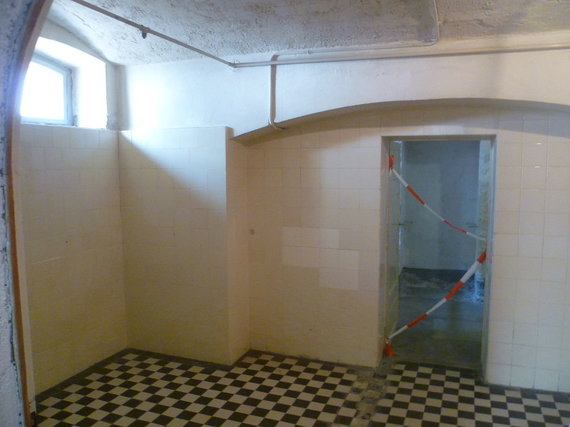 Photo from Wikipedia.org / Typical interior of the gas chamber