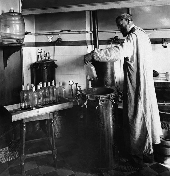 Wikipedia.org / Louis Pasteur photo in his lab