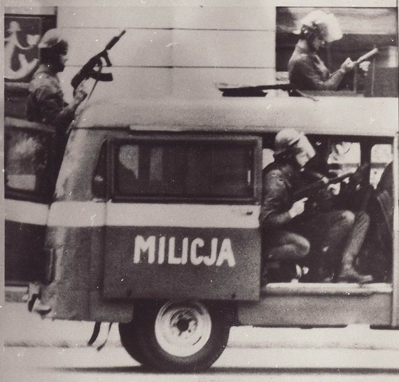 Photo from Wikipedia.org / The militia is ready to expel the Solidarity protesters