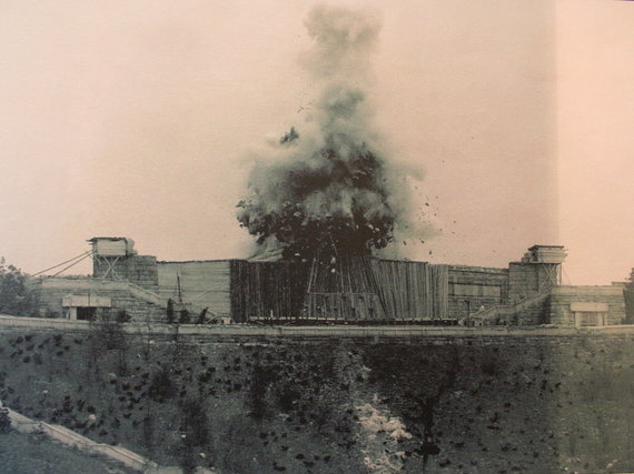 Photo from Wikipedia.org / Explosion of a monument (1962)