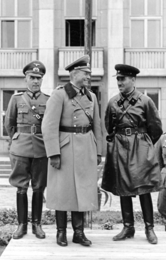 German Bundesarchive photo / Wikimedia.org / Major General Heinz Guderian and Brigadier General Semion Krivoshejyn organize a joint parade of German and USSR troops in Brest after the defeat of Poland.