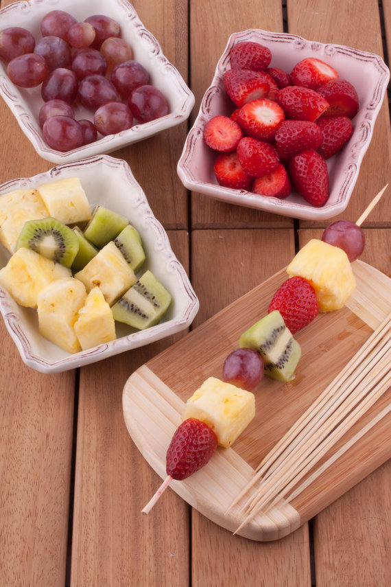 Photo by Vida Press / Fruit and berry skewers