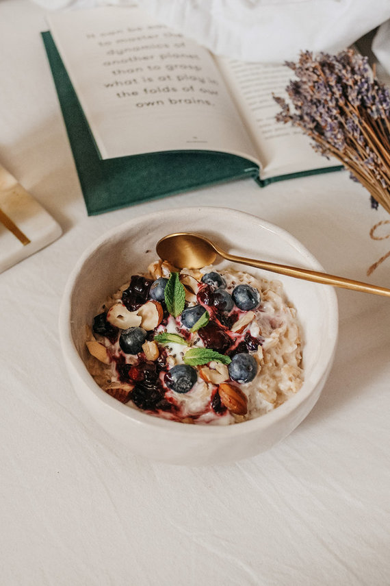 Photo by blogger and producer / Yogurt porridge with red berries