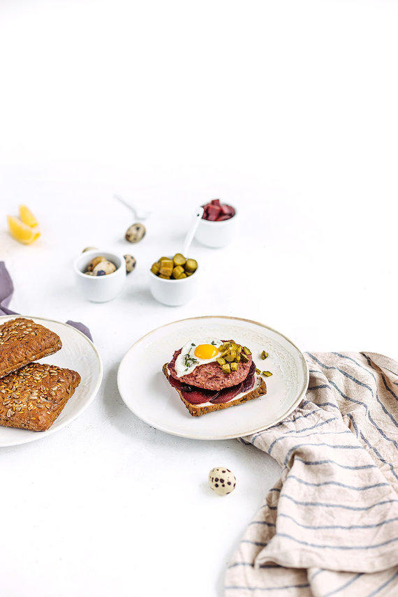 Maker Photo / Danish Sandwiches with Beef and Quail Eggs