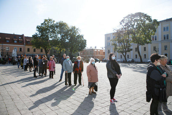 Photo by Erik Ovcharenko / 15 min photo / Gabriel Landsbergis at the early voting site in Kaunas