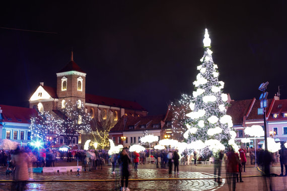 Erik Ovcharenko / 15min photo / Illuminated Christmas tree in Kaunas