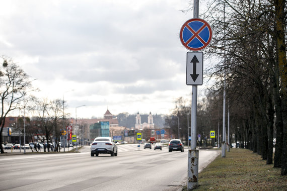 Photo by Erik Ovcharenko / 15-minute photo / Traffic signs on Jonava Street