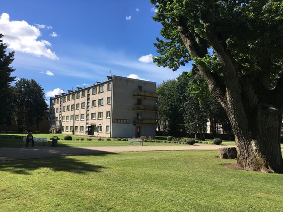 Aurelija Jašinskienė / 15min.lt foto / The dormitory built next to the palace during the Soviet era is planned to be demolished