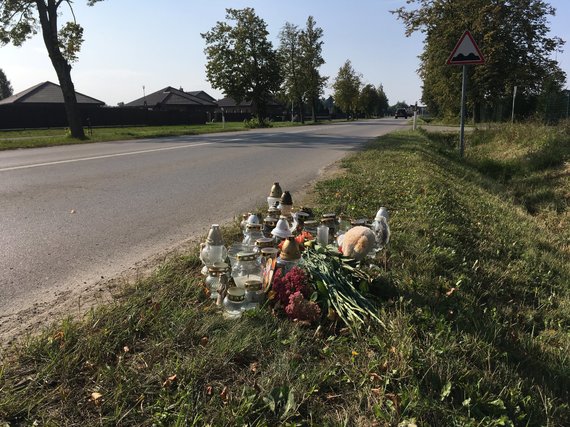 Photo by Aurelija Jašinskienė / 15min.lt / The scene of the accident is marked by candles, flowers and a teddy bear.