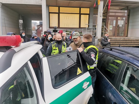 Aurelija Jašinskienė / 15min.lt photo / Two people without masks were placed in the car.