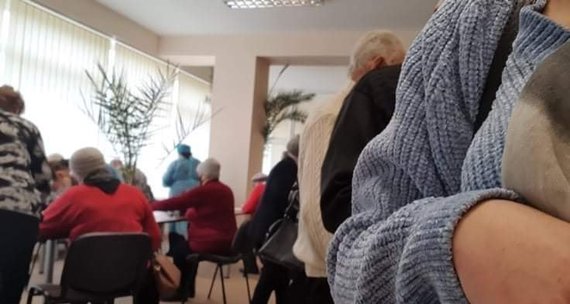 Photo by M. Andriyanov / The elderly rushed to the polyclinic on Monday to get vaccinated against COVID-19.  Queues formed.