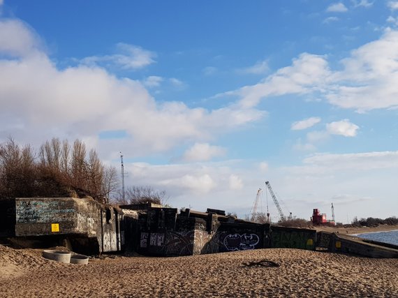 J. Andriejauskaitė / 15min photo / The bunker in Melnrags is constantly washed by the sea and has become dangerous.